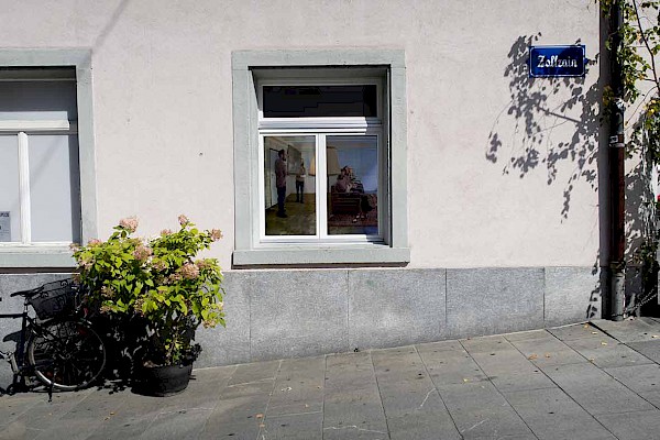 der Blick in den Raum ist ein Blick in zwei hochgestellte Monitore, Foto Tom Karrer