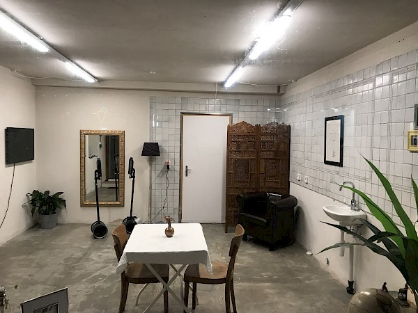 Roger Wirz und Thomas Hüsler richten sich im temporären Zuhause ein