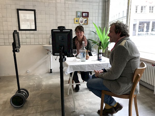 Die Künstler in ihren Stellvertreterkörpern im Gespräch mit Gästen