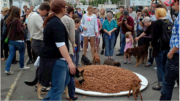 Leopold Kessler, 1st Viennese Dog Picknick, Happening, 2010