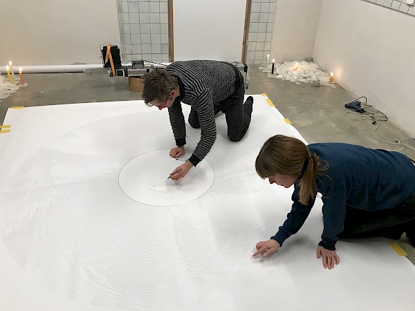 Rachel und Flo mit der fertigen Zeichnung, Foto Sadhyo, 26. Nov 22