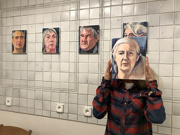 Heidi Schönenberger mit ihrem von Cosimo Gritsch gemalten Porträt