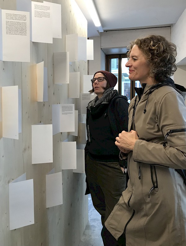 Besucherinnen lesen Texte zu den nicht gelesenen Büchern, Foto Sadhyo