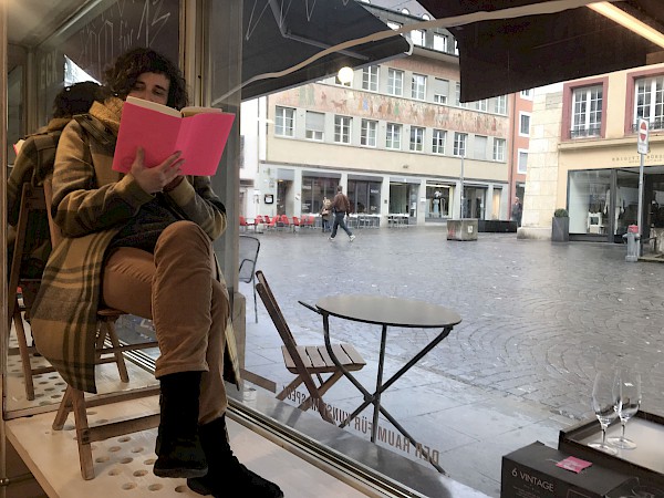 Vorleserin im Fenster, Foto Sadhyo Niederberger