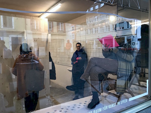 Finissage mit Lesung im Fenster, Foto Sadhyo Niederberger