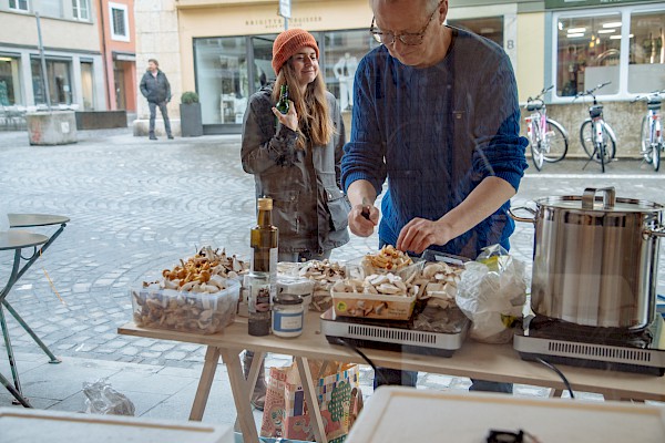Vernissage, der Künstler Christian Greutmann kocht, Foto Pearlie Frisch