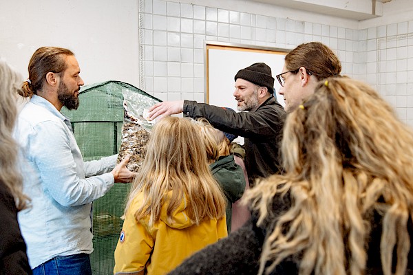 Vernissage, Kurator Jonas Studer zeigt Michael Hunziker eine Pilzkultur, Foto Pearlie Frisch