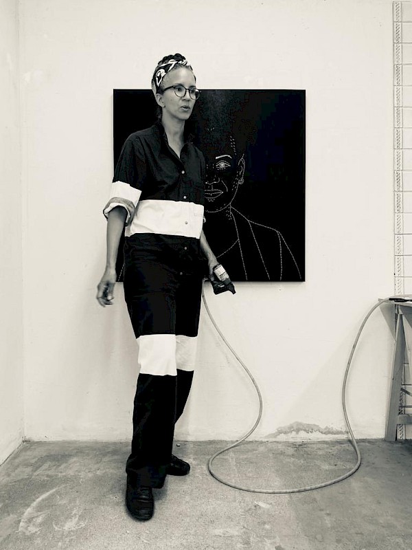 Sasha Huber an der Arbeit im Eck, Foto Petri Saariko