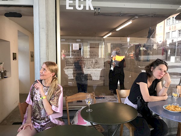 Monica Germann (links), Kuratorin für KH Aussersihl im Eck, a warm welcome 2. Sept. 23